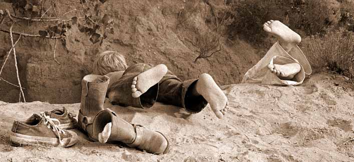 Boys playing in dirt (Мальчишки, играющие в грязи)