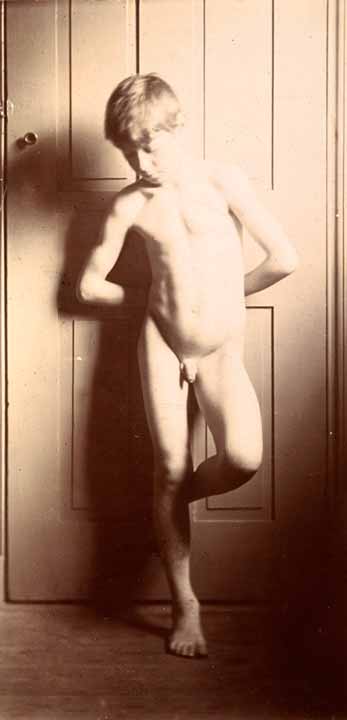 Boy nude, leaning against door (Голый мальчик, прислонившийся к двери), c.1910