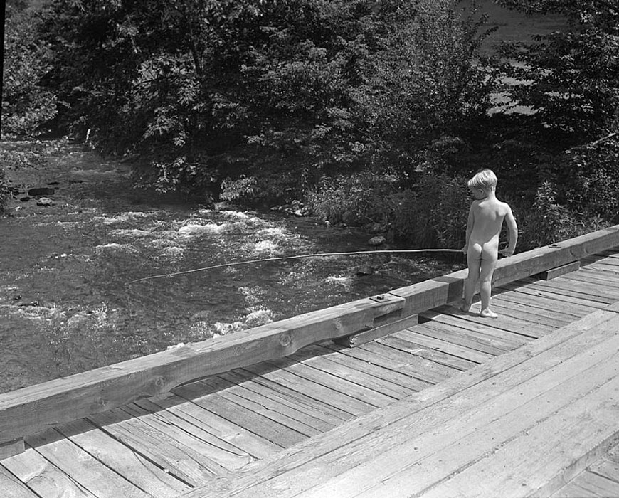 Nude boy fishing (Голый мальчик, ловящий рыбу), 1945