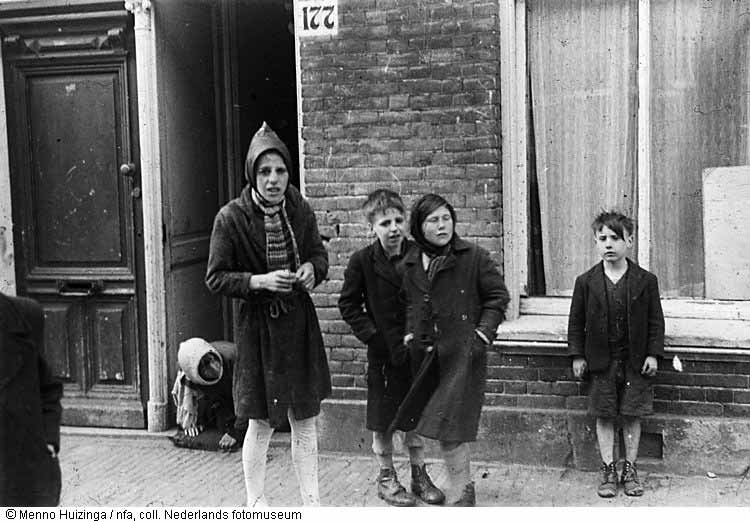 Kinderen op straat tijdens de hongerwinter (Дети на улице во времена зимнего голода), 1944-1945