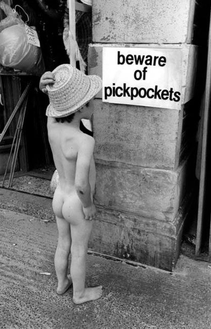 A naked child reads a 'beware of pickpockets' (Голый мальчик, читающий надпись «Остерегайтесь карманников»), 1980s