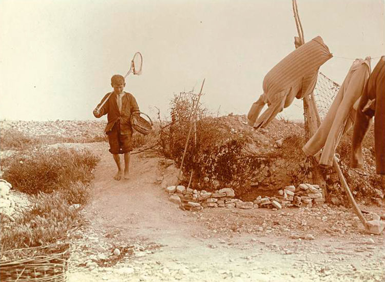 La Rochelle, garçon rentrant de la pêche (Ля Рошель; мальчик, возвращающийся с рыбалки), 1910