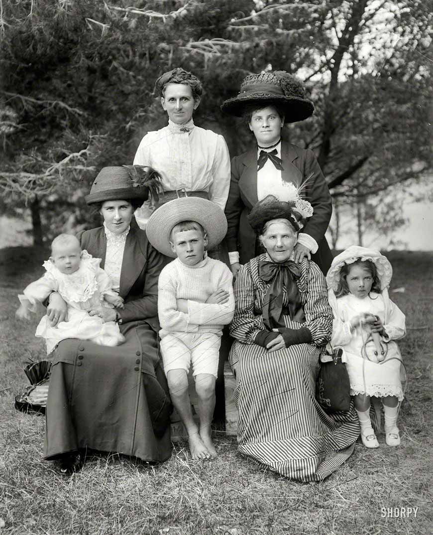 Unidentified family group outdoors (Неизвестная семья на открытом воздухе), c.1902