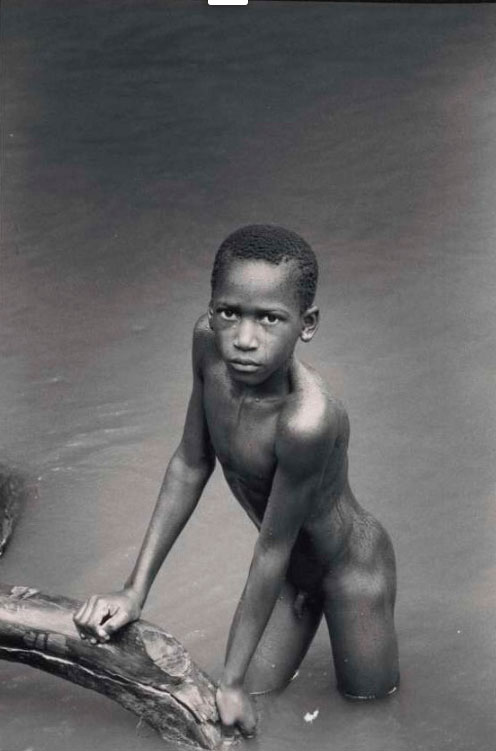 Portret van een naakte jongen in het water in Suriname (Портрет голого мальчика в воде в Суринаме), c.1975-1990