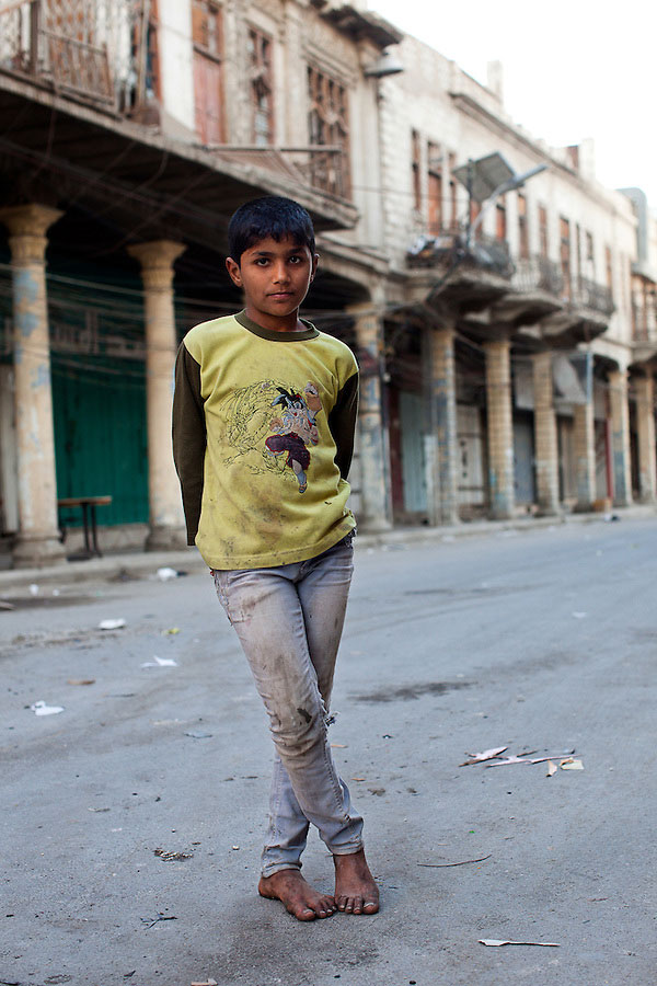 A barefoot boy stands on Rashid Street in central Baghdad (Босоногий мальчик на улице Рашид в центре Багдада), 2010s