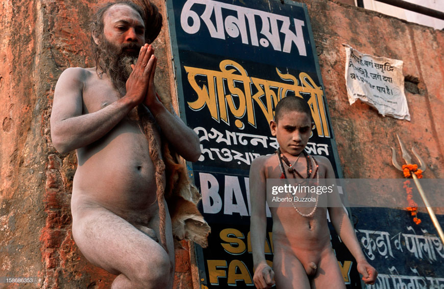 Tikambar Shiva Raj Giri Baba preparing himself for yoga exercises on the bank of the Ganges River accompanied by one of his students (Тикамбар Шива Радж Гири Баба готовится к занятиям йогой на берегу реки Ганг в сопровождении одного из своих учеников), 2001