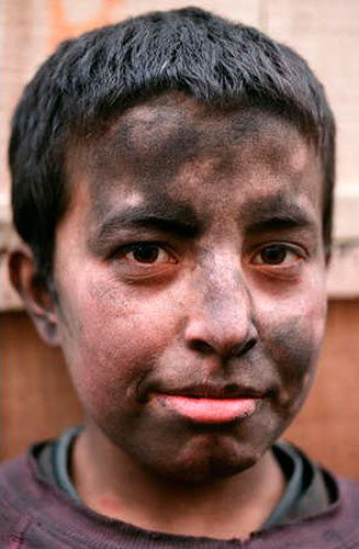 Portrait of a young coal delivery boy in the city centre (Портрет юного разносчика угля в центре города), 2002