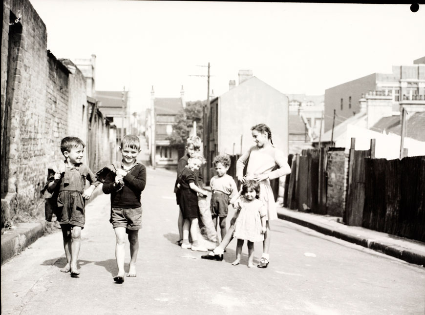 Children in Sydney slums (Дети в трущобах Сиднея), 1949