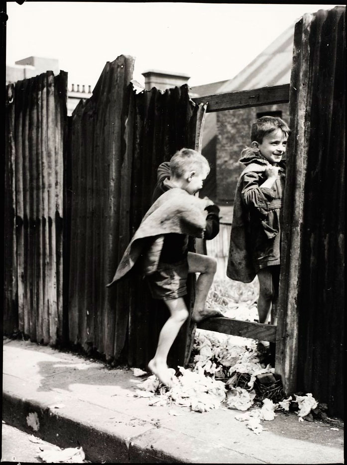 Children in Sydney slums (Дети в трущобах Сиднея), 1949