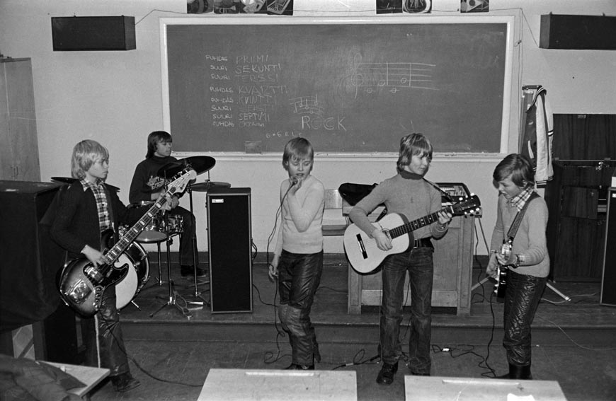 Rock-Sapiens -koululaisyhtye harjoittelee luokassa (Школьная группа Rock-Sapiens занимается в классе), 1970s