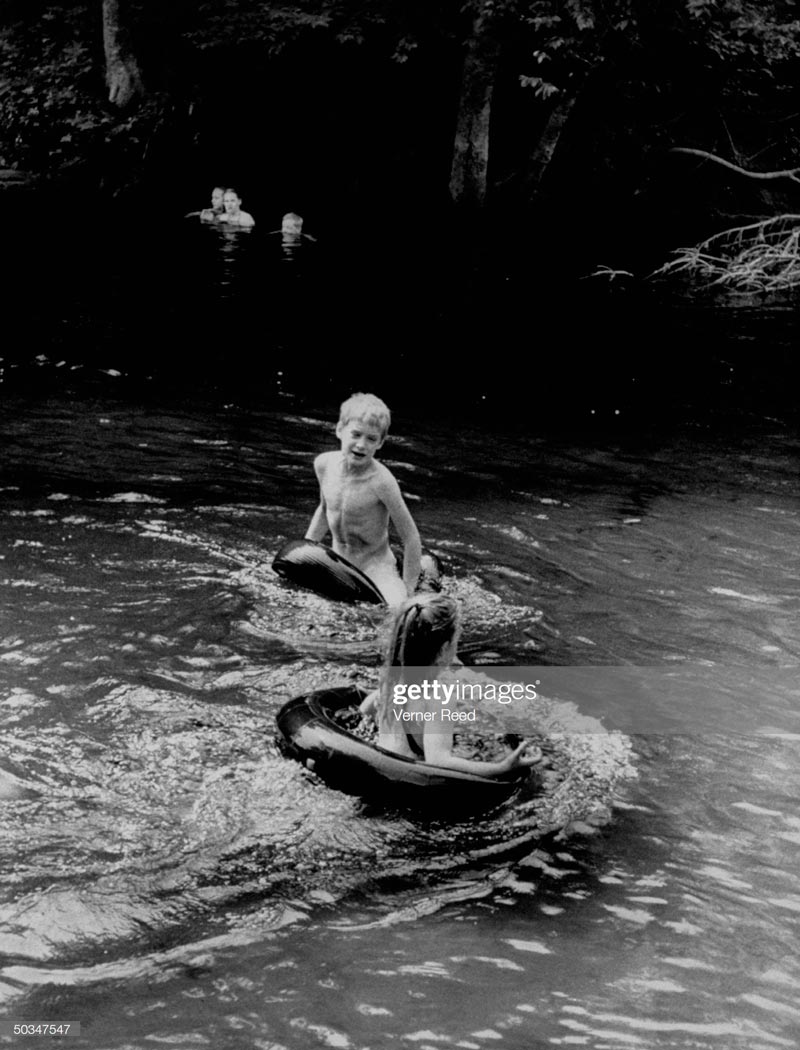 [Little boy and girl paddling in swimming hole / Мальчик и девочка, плещущиеся в пруду], 1955