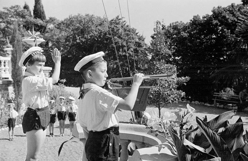 Дети в пионерском лагере Артек (Children in the pioneers camp Artek)