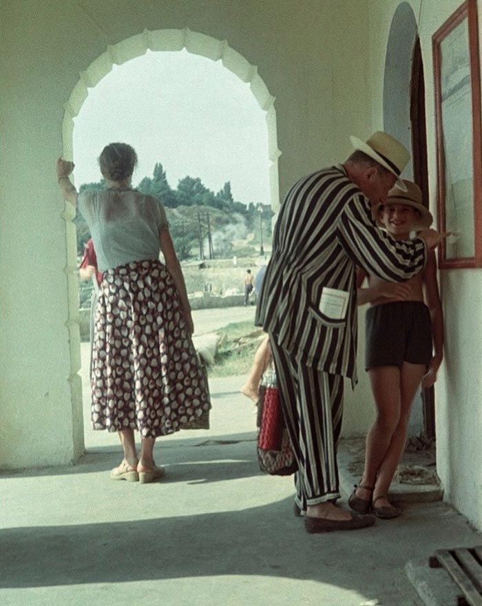 Курортники изучают расписание (Vacationers study the schedule), 1951-1958