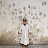 Ребёнок перед стеной