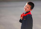 Северокорейский пионер на улице