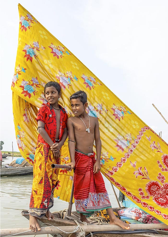 River gypsy boys living on a boat (Мальчики-речные цыгане, живущие на лодке), 2025