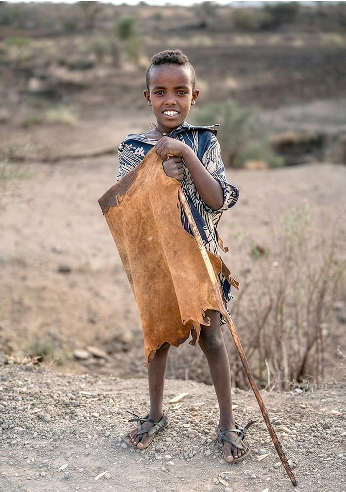 Ethiopain boy wearing a traditional clothing made with animal skin (Эфиопский мальчик в традиционной одежде, сшитой из шкуры животного)