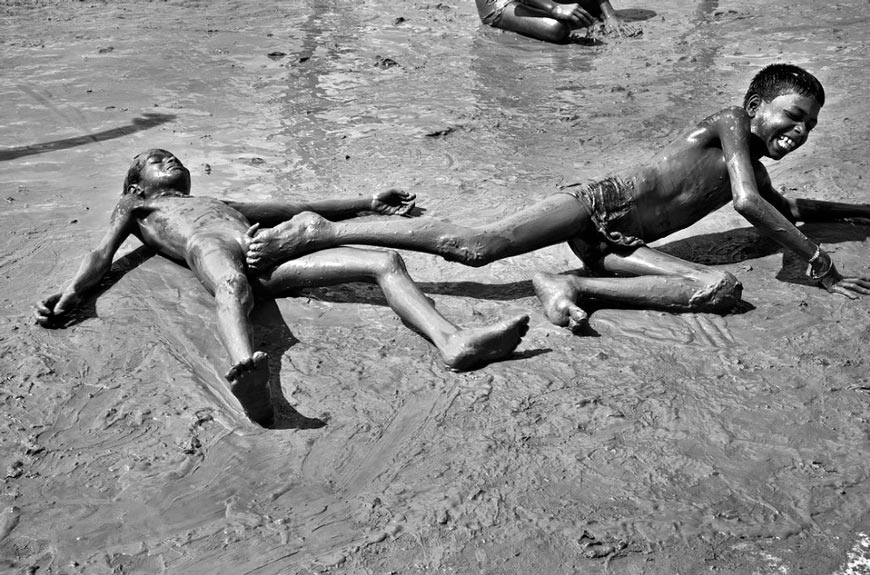 Funny Children, Boys are making fun with each other before bathing in River Ganga (Забавные детишки; мальчики резвятся друг с другом перед купанием в реке Ганг), 2011