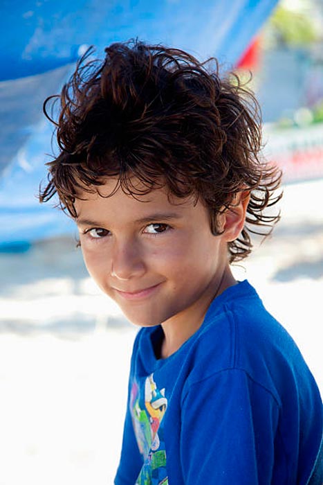 A boy at the beach (Мальчик на пляже)