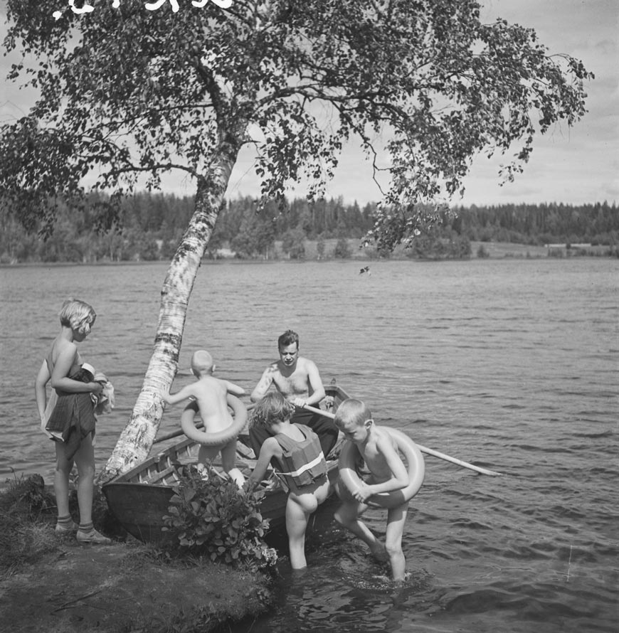 Mies ja lapsia lähdössä veneilemään Vanhalan huvilalla Kirkkonummen Evitskogissa? (Мужчина с детьми катаются на лодке у виллы Ванхала в Эвицкоге, Киркконумми?), 1930-1939