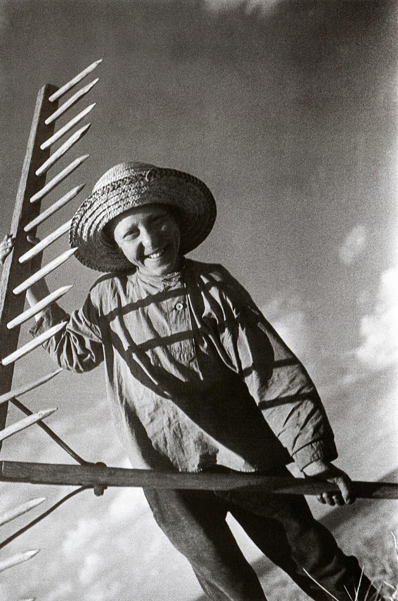 Школьник на поле - помощь колхозу (Schoolboy in the field - helping the collective farm), начало 1930-х