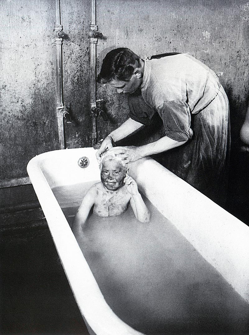 Купание беспризорника (Bathing a homeless boy), 1927