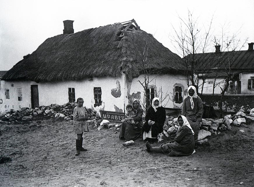 Раскулаченные около своего дома (Dispossessed near their home), 1929