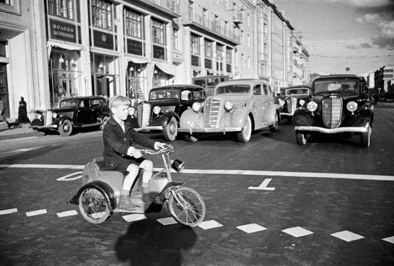 Мальчик на велосипеде пересекает улицу Горького (A boy on a bicycle crosses Gorky Street), 1935