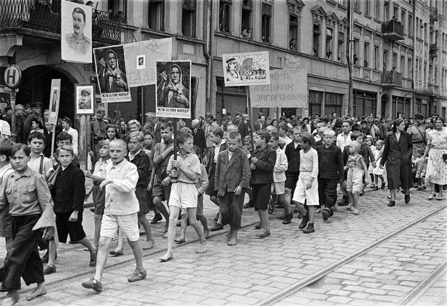 Дети с плакатами на митинге, посвященном освобождению Львова (Children with placards at a rally dedicated to the liberation of Lviv), август 1944