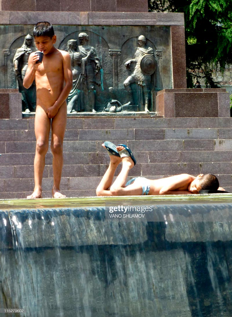 Boys cool themselves in a fountain (Мальчики, охлаждающие себя в фонтане), June 2011