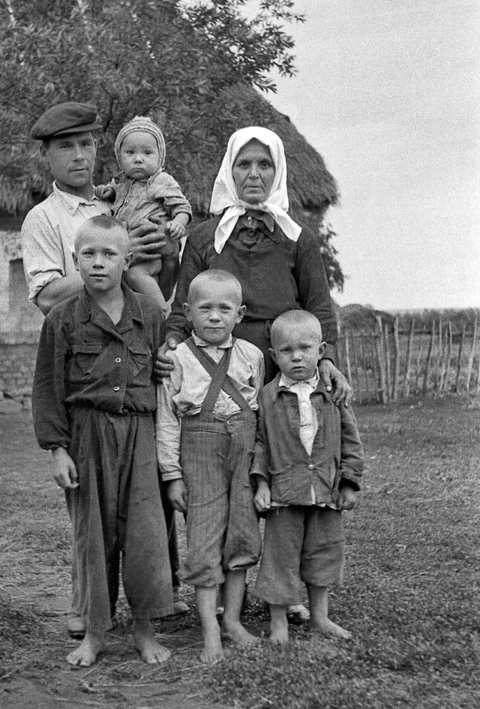 Обитатели села Березняги. Сельское групповое фото (Dwellers of the village of Bereznyagi. Rural group photo), июль-август 1955