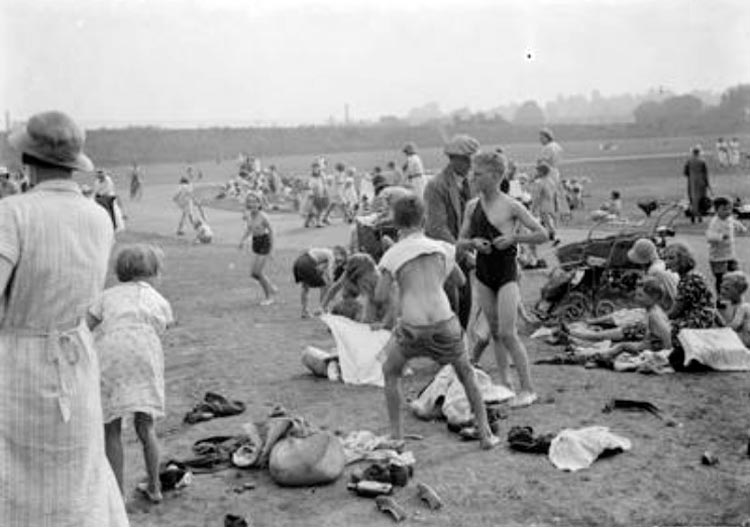 Children enjoying the paddling pool (Дети, наслаждающиеся на мелководье), 1937