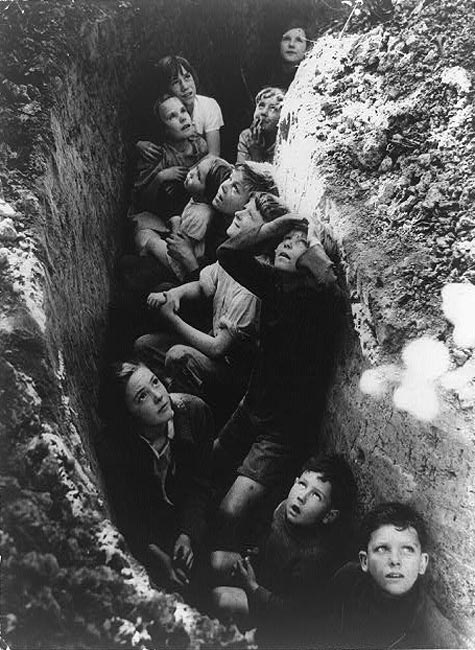 [Children of hop farmers in nothern England watch an aerial battle between Nazi and British planes while taking shelter in a ditch / Дети хмелеводов на севере Англии наблюдают за воздушным боем между нацистскими и британскими самолетами, укрывшись в канаве], 1940