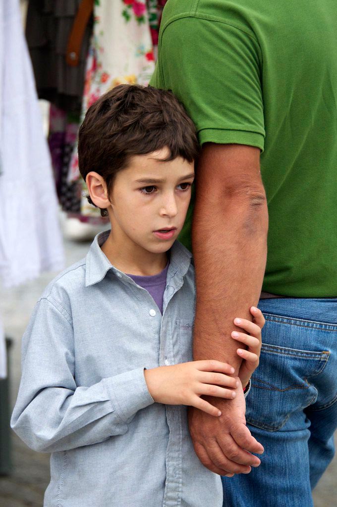 Boy anchored to his father's arm (Мальчик, уцепившийся за руку отца), 2011