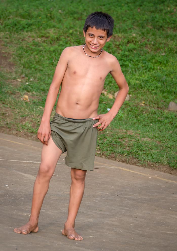 Barefoot soccer player rural Guatemala (Босоногий футболист сельской Гватемалы), 2012