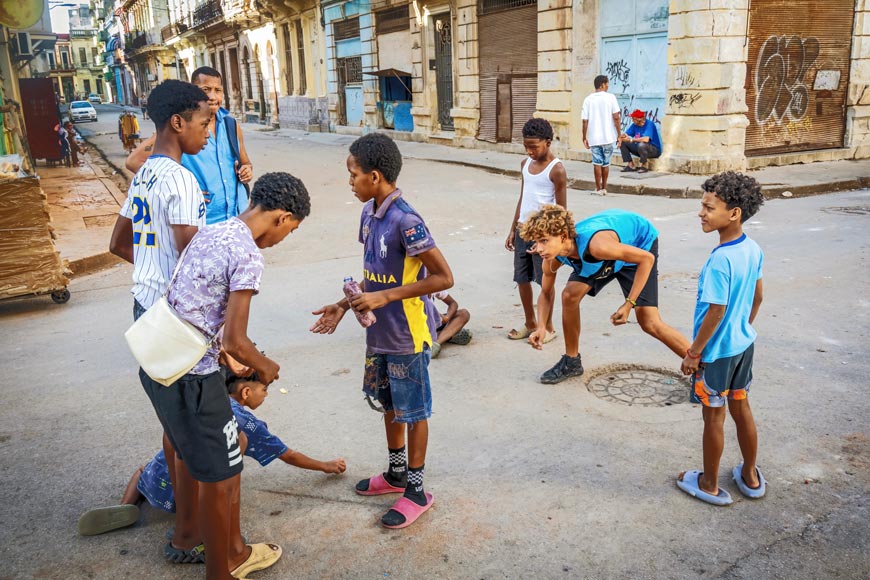 8 boys playing marbles in a Havana street intersection (Восемь мальчиков играют в марбл на перекрестке улиц в Гаване), 2025