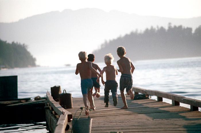 Young boys running on dock (Мальчишки, бегущие по причалу), 1971