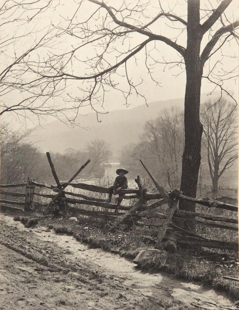 Boy on Rail Fence (Мальчик на ограде)