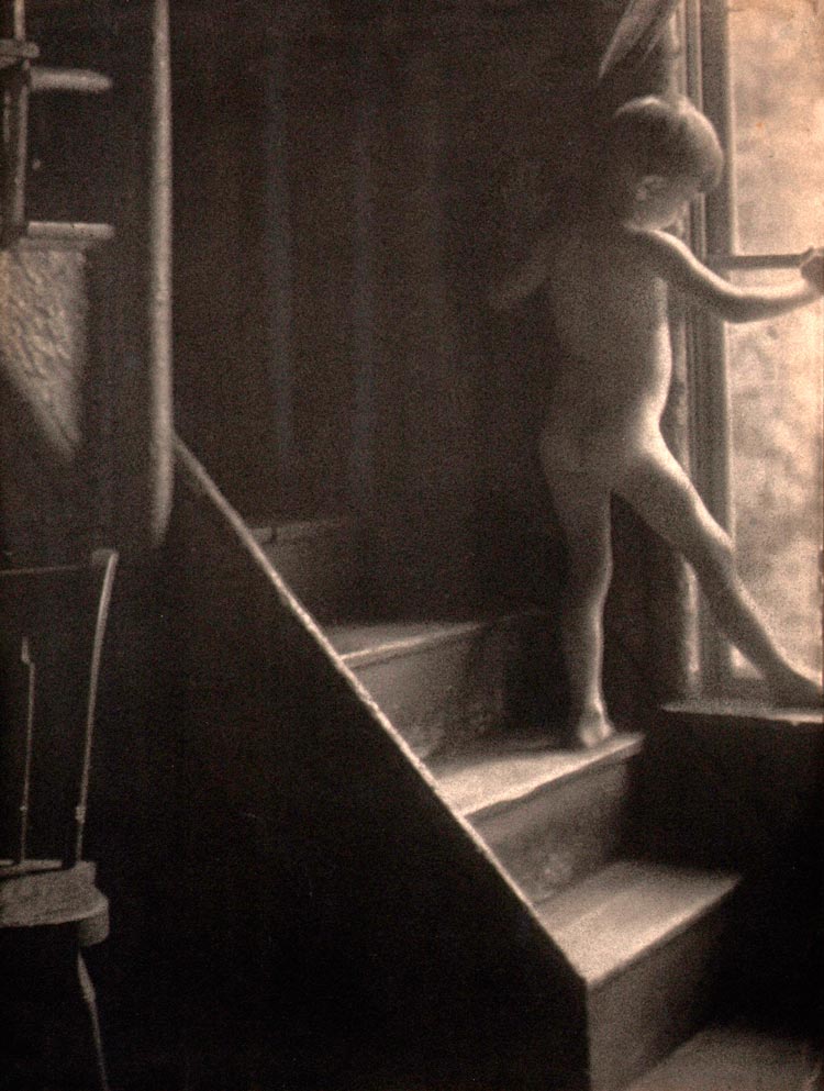 On the stairway, Walter B. Hervey, Jr. (На лестнице, Уолтер Б. Херви-младший), c.1921