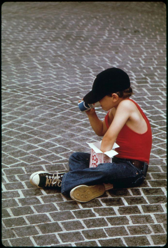 Pop and popcorn go down well at a Fourth of July Concert (Хлопки и попкорн хороши на концерте в честь 4 Июля), 1973