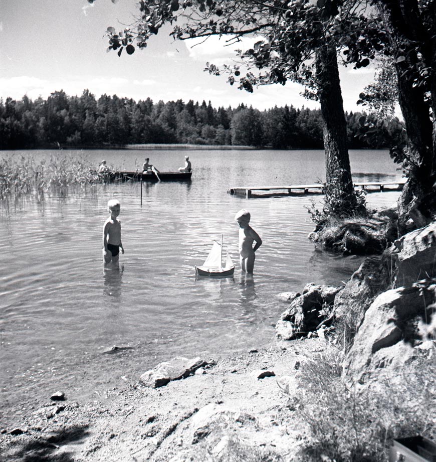 Badande barn i Bestorp, Sätravallen (Купание детей в Бесторпе, Сетраваллен), 1950s