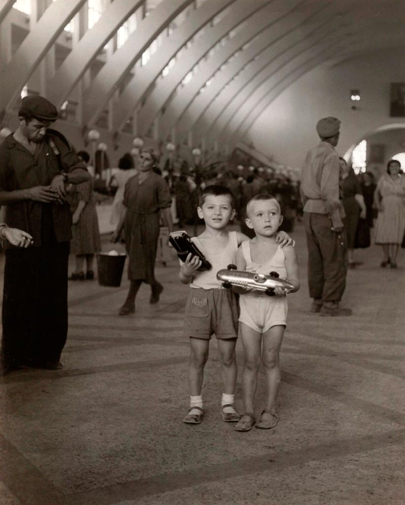 The interior of the Yerevan closed market (Интерьер Ереванского крытого рынка), 1957