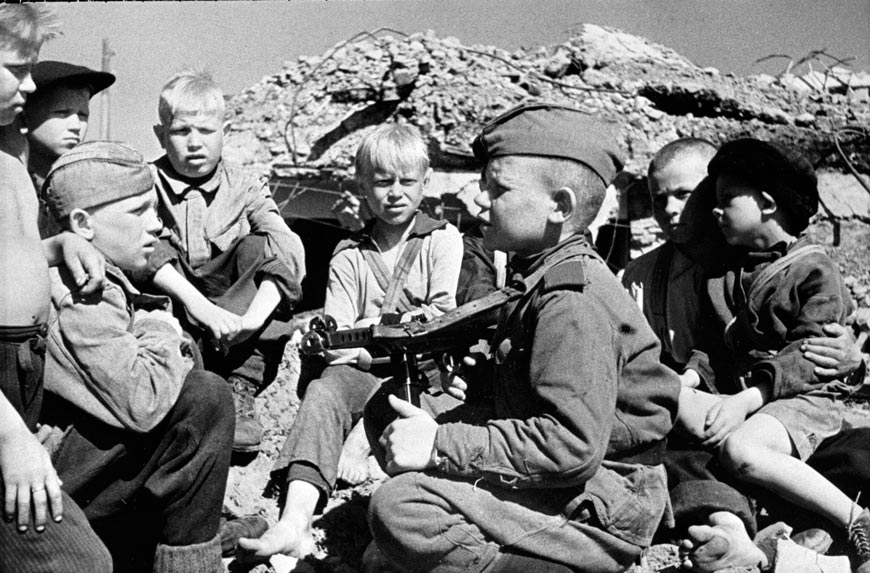 Сын полка общается со сверстниками в освобожденной Кондопоге (The son of the regiment communicates with coevals in the liberated Kondopoga), Август 1944