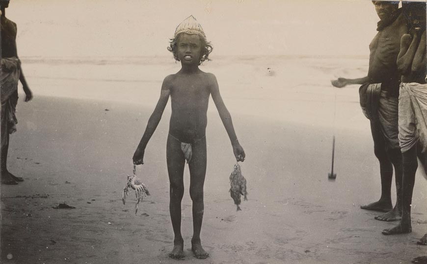 Indian boy holding fish and a crab (Индийский мальчик с рыбой и крабом), 1921-1922