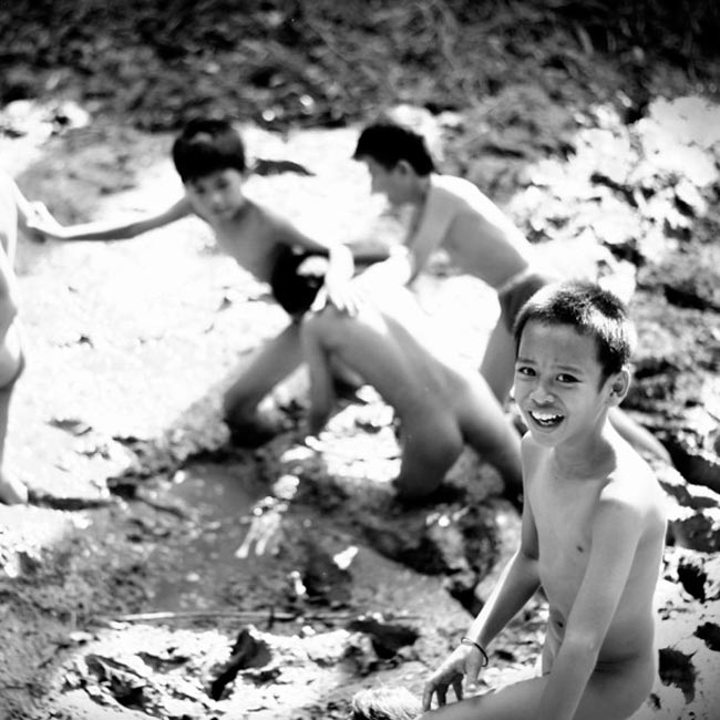 This poor children play with mud while we shoot at beautiful model (Эти бедные дети играют в грязи, пока мы фотографируем прекрасную модель), 2011