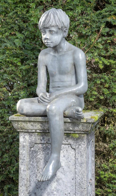 Seated Boy (Сидящий мальчик)