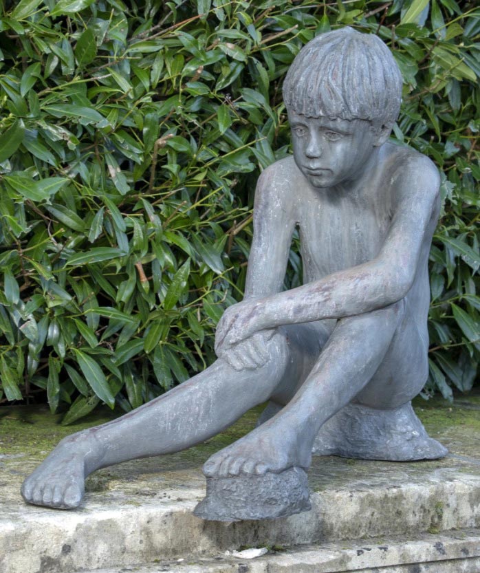 Seated Boy (Сидящий мальчик)