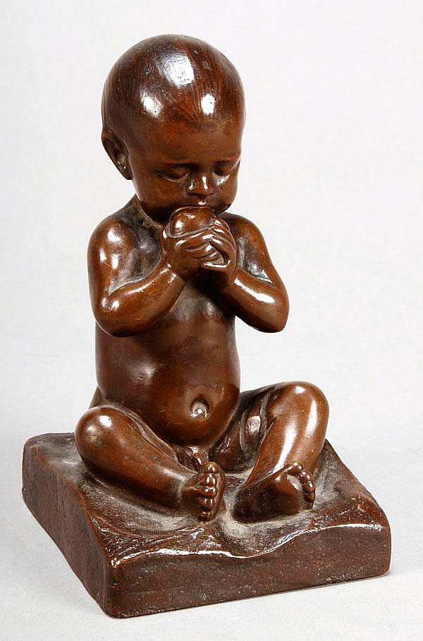 Nude baby boy, seated eating an apple (Обнажённый мальчик, сидя поедающий яблоко)