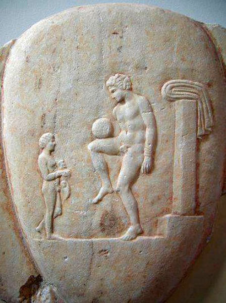 Football player balancing the ball (Игрок в футбол, балансирующий мячом), 400-375 B.C.