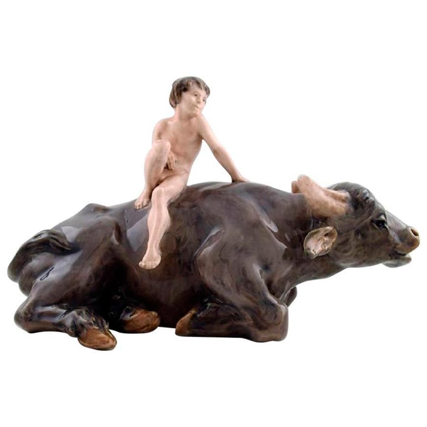 Naked boy on water buffalo (Голый мальчик на буйволе)